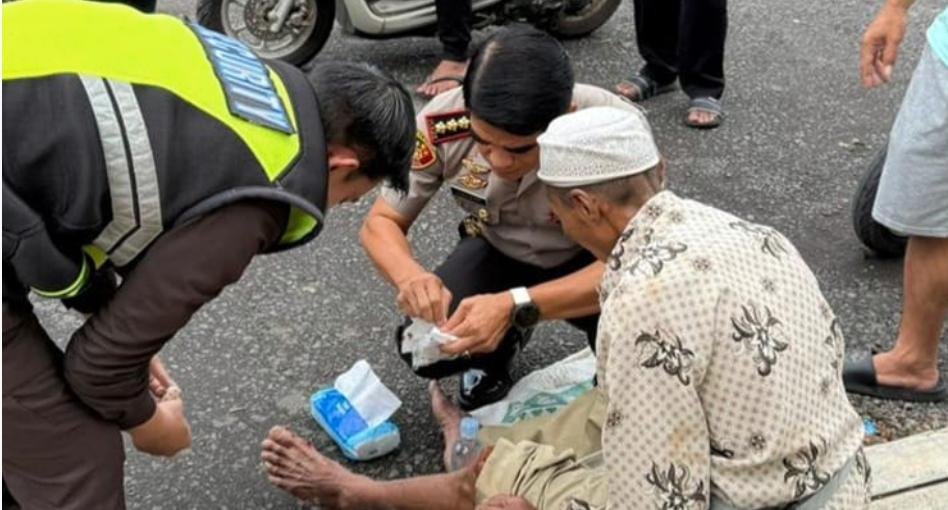Begini Aksi Spontan Kapolresta Banyuwangi Bantu Lansia Kecelakaan di Jalan Raya Kabat